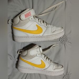 Girl's (Youth) High-Top Sneakers in White with Yellow Trim  EUC
